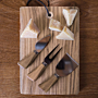 Set Tagliere E 3 Coltelli Per Formaggio Maison Sucrée Tinta Unita Legno DIVINO